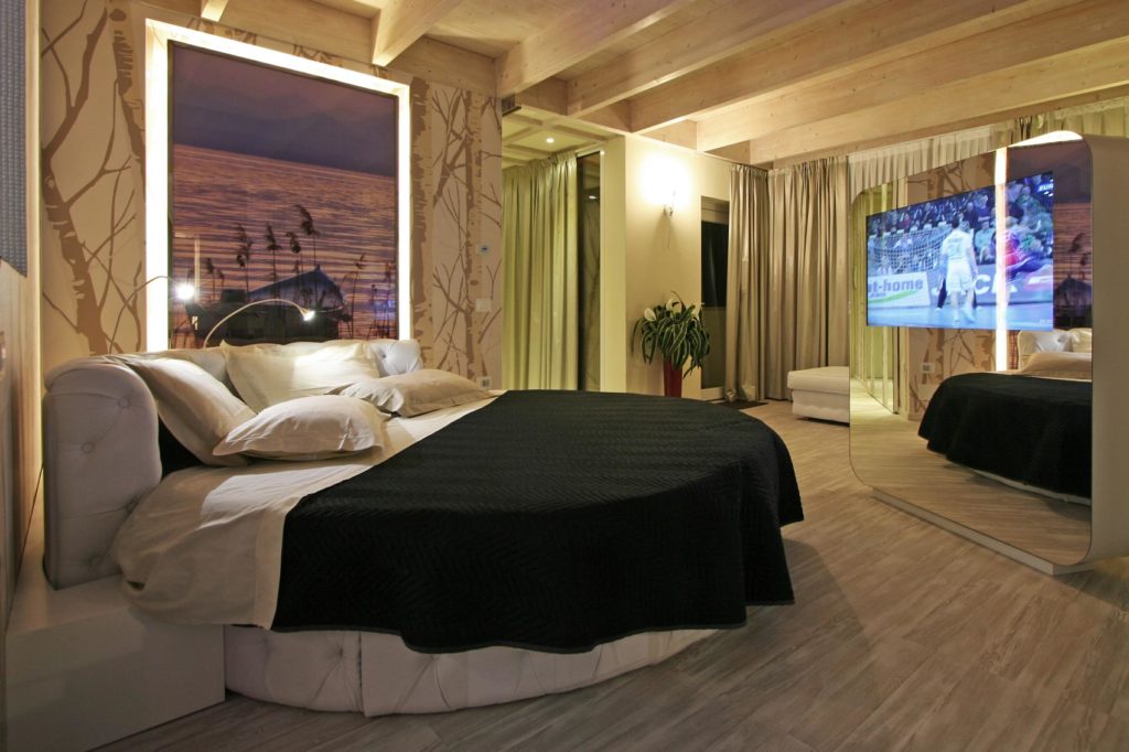 EcoHotel-Primavera---Riva-del-Garda---Love-Suite-Superior---Bedroom