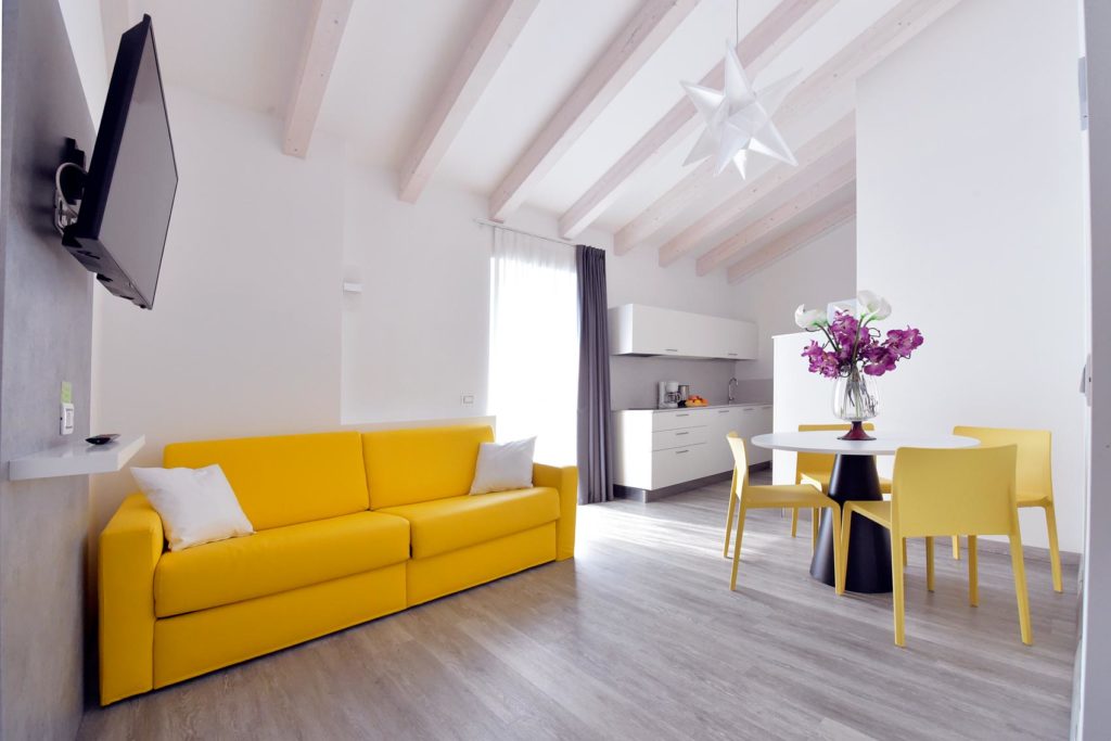 EcoHotel Primavera - Appartamento con due camere Deluxe - Fuoco - zona giorno e cucina