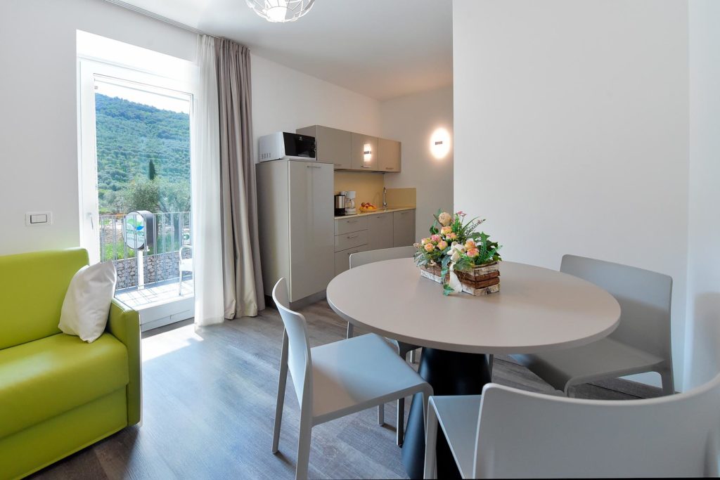 EcoHotel Primavera - Appartamento con due camere Deluxe - Terra - zona giorno e cucina